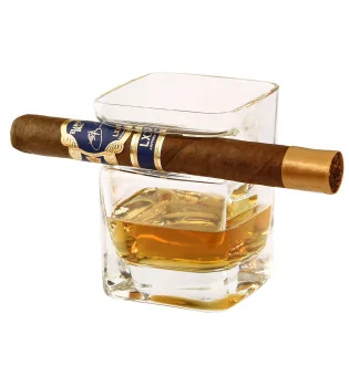 Copo de rum e uísque com suporte para charutos